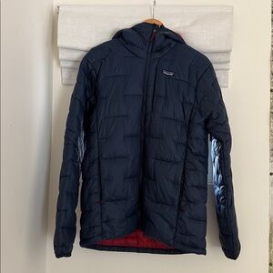 Men’s M Patagonia hooded Navy Puffer Jacket with Burgundy Lining- new, unused